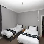Woodville Centre By Oyo Leeds (West Yorkshire)