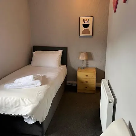 Woodville - Free Parking, Direct Bus To Centre 3*