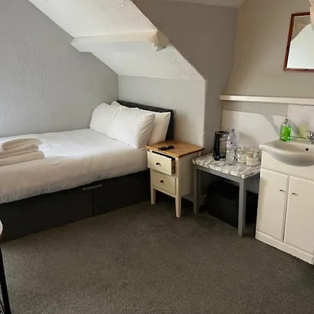 Bed & Breakfast Woodville Lodge Leeds - Free Parking, Direct Bus To City Centre