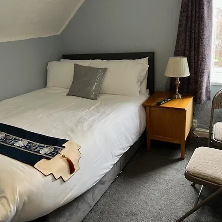 Woodville Lodge Leeds - Free Parking, Direct Bus To City Centre Bed & Breakfast 3*