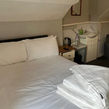Woodville Lodge Leeds - Free Parking, Direct Bus To City Centre Bed & Breakfast 3*