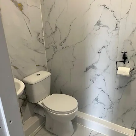 Bed & Breakfast Woodville Lodge Leeds - Free Parking, Direct Bus To City Centre 3*