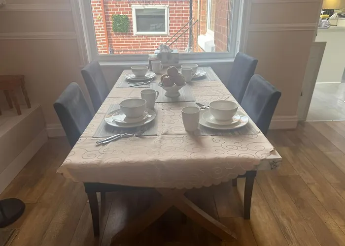 Bed & Breakfast Woodville Lodge Leeds - Free Parking, Direct Bus To City Centre