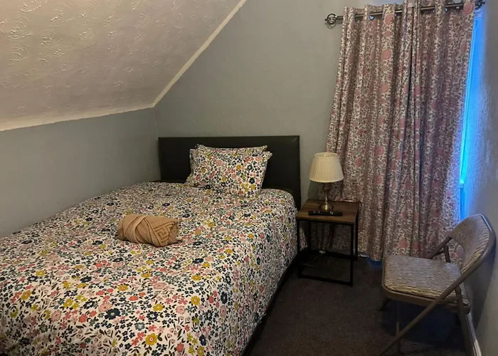 Woodville - Free Parking, Direct Bus To Centre Leeds (West Yorkshire)