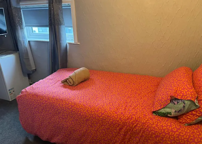 Bed & Breakfast Woodville Lodge Leeds - Free Parking, Direct Bus To City Centre