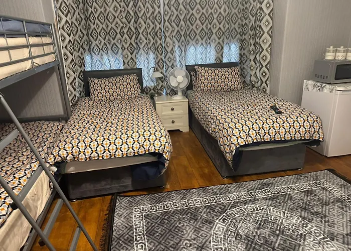 Woodville Lodge Leeds - Free Parking, Direct Bus To City Centre Bed & Breakfast