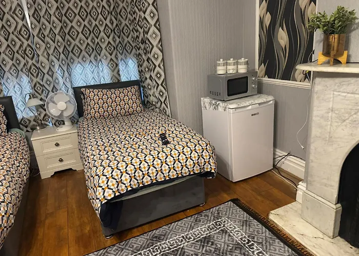 Bed & Breakfast Woodville Lodge Leeds - Free Parking, Direct Bus To City Centre Leeds (West Yorkshire)