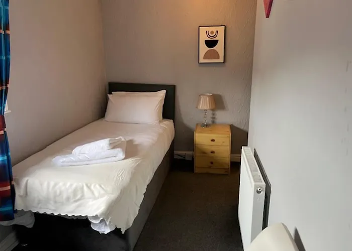 Woodville Lodge Leeds - Free Parking, Direct Bus To City Centre 3*