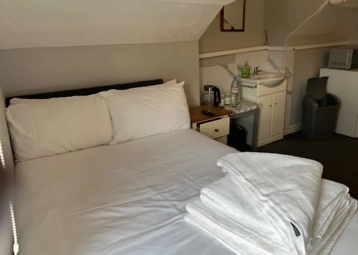 Woodville Lodge Leeds - Free Parking, Direct Bus To City Centre Bed & Breakfast 3*