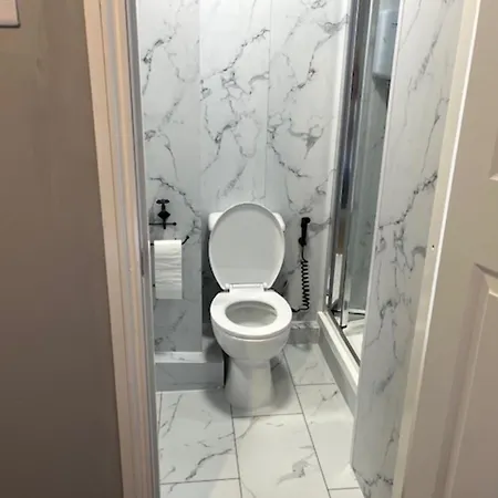 OYO Woodville Lodge Leeds 3*