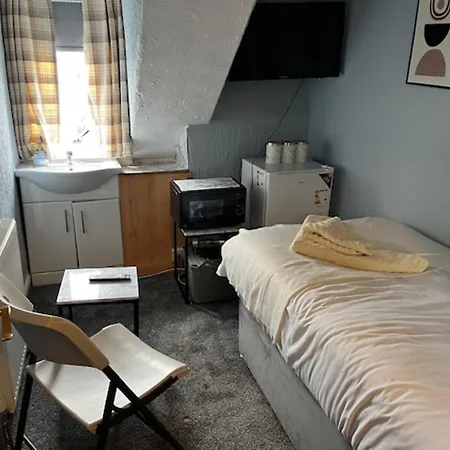 OYO Woodville Lodge Leeds