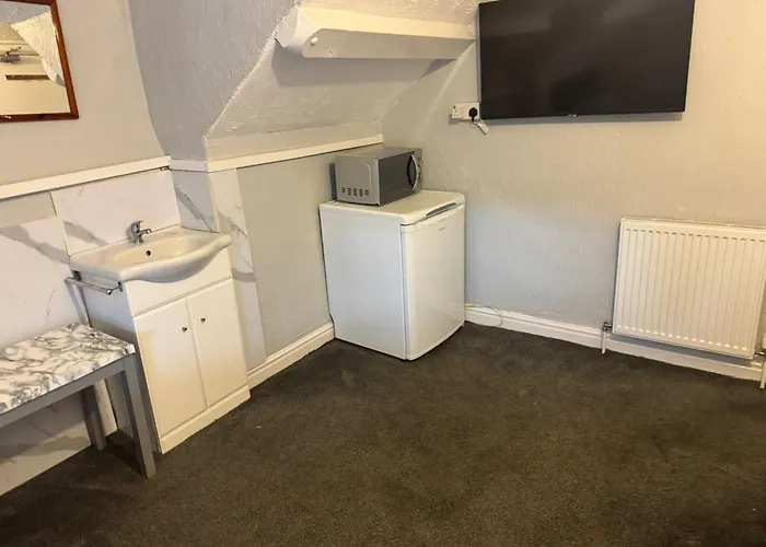 OYO Woodville Lodge Leeds