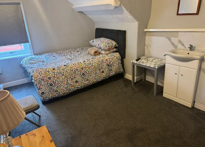 OYO Woodville Lodge Leeds