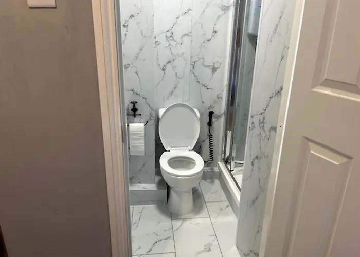 OYO Woodville Lodge Leeds 3*